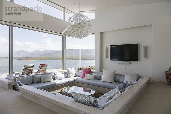 Modernes luxuriöses Haus mit Wohnzimmer und Meerblick