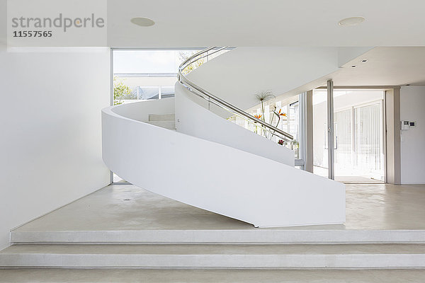 Weiße Spindeltreppe in modernem Luxus-Wohnungsschaufenster