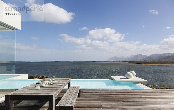 Sonnige  ruhige und moderne Luxus-Terrasse mit Infinity-Pool und Meerblick
