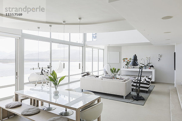 Modernes luxuriöses Haus Schaufenster Innenraum Wohnzimmer und Esszimmer offen