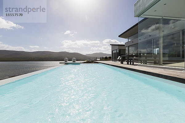 Sonniges  ruhiges  modernes  luxuriöses Haus mit Pool und Meerblick.