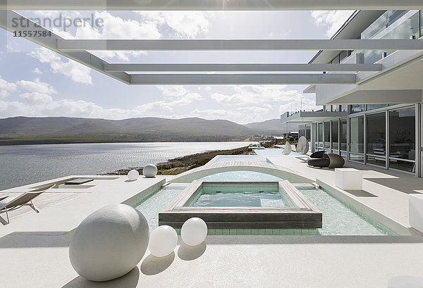 Sonnige  ruhige  moderne Luxuswohnung mit Schwimmbad und Meerblick
