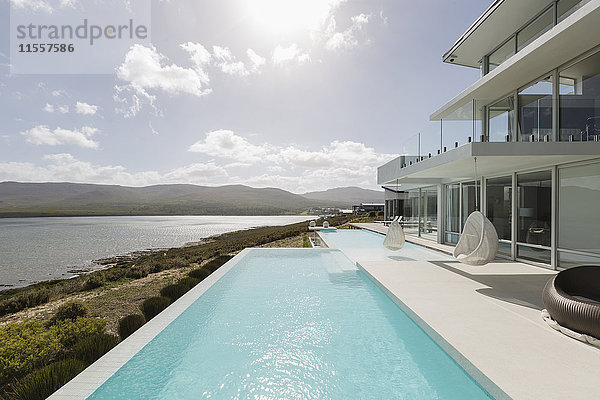 Sonniges  ruhiges  modernes und luxuriöses Haus mit Pool und Meerblick.