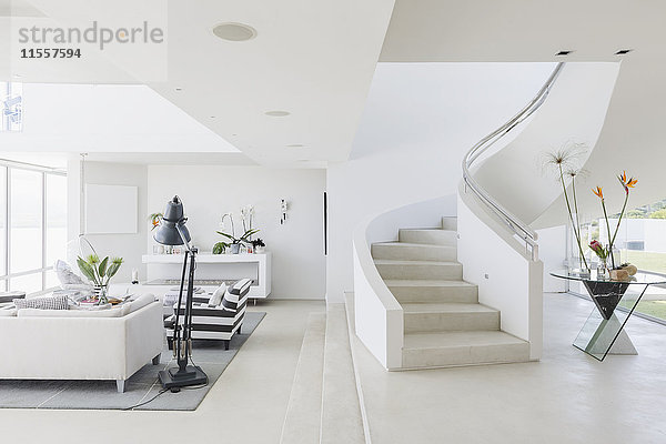 Weiße moderne Luxuswohnung mit Wendeltreppe und Wohnzimmer