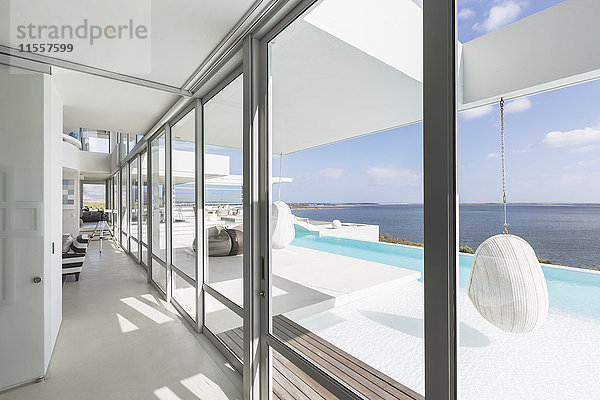 Modernes  luxuriöses Haus mit Schaufenstern  Infinity-Pool und Meerblick