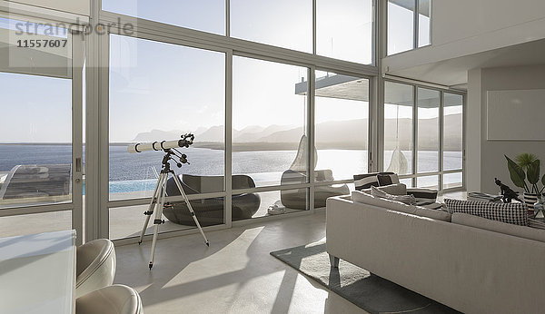Sonniges  ruhiges  modernes Luxusdomizil mit Wohnzimmer  Teleskop und Meerblick