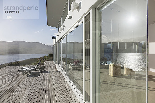 Sonniges  ruhiges  modernes Luxushaus mit Außenfenstern und Terrasse