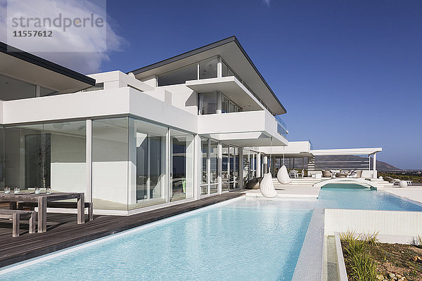 Sonniges  ruhiges  modernes und luxuriöses Haus im Außenbereich mit Swimmingpool
