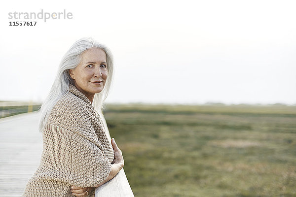 Portrait selbstbewusste Seniorenfrau am Steggeländer