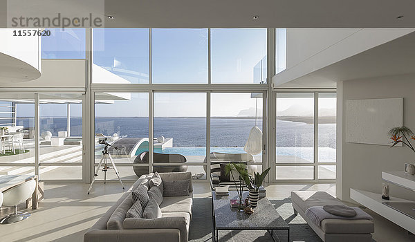 Sonniges  ruhiges  modernes Luxusdomizil mit Wohnzimmer  Terrasse und Meerblick
