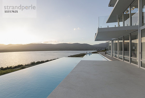 Sonniges  ruhiges  modernes  luxuriöses Haus mit Blick auf das Meer und den Sonnenuntergang.