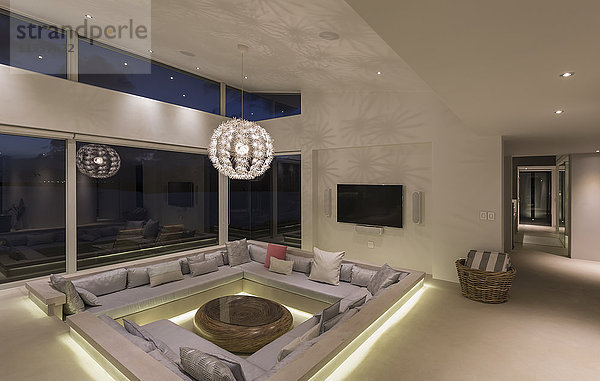 Beleuchtetes modernes Luxus-Wohnzimmer mit Kronleuchter