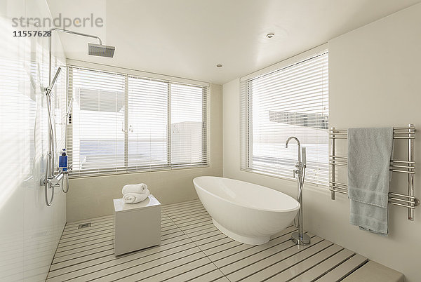 Minimalistisches  modernes  luxuriöses Vorzeige-Badezimmer mit Badewanne und Dusche