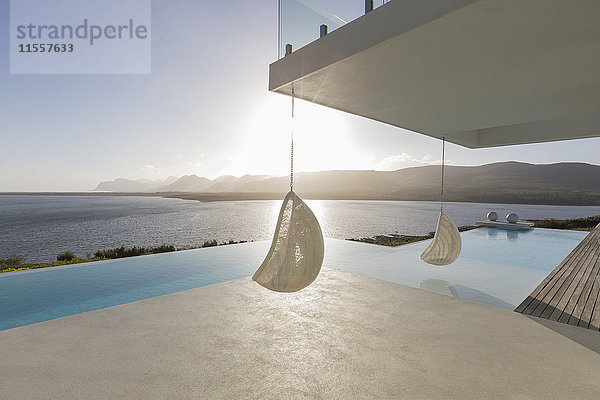 Sonnige  ruhige  moderne Luxuswohnung mit Terrasse mit Hängesitzen und Infinity-Pool mit Meerblick