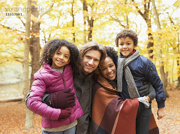 Portrait lächelnde junge Familie im Herbstpark