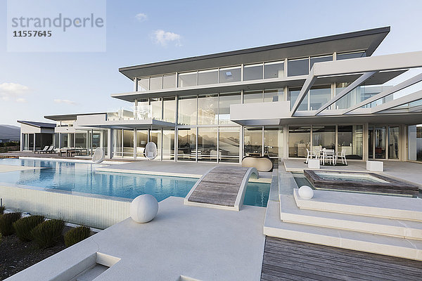 Ruhiges  modernes  luxuriöses Haus mit Swimmingpool und Fußgängerbrücke.