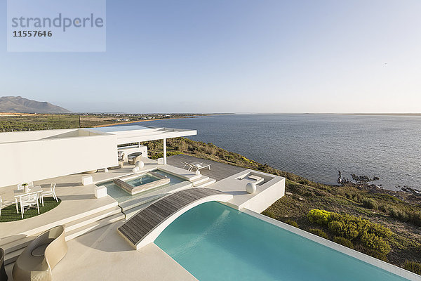 Sonnige  ruhige  moderne Luxuswohnung mit Infinity-Pool und Meerblick