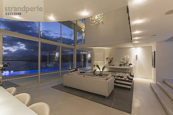 Beleuchtetes modernes Luxus-Wohnungsschaufenster bei Nacht