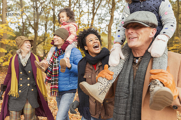 Verspieltes Mehrgenerationen-Familienwandern im Herbstpark