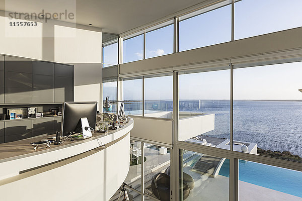Modernes Luxus-Wohnhaus mit sonnigem Meerblick