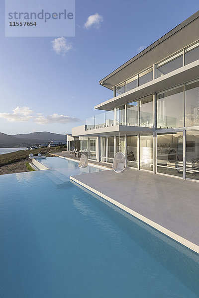 Ruhiges  modernes  luxuriöses Haus mit Außenbereich und Infinity-Pool