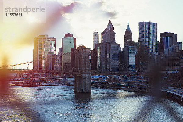 Stadtansicht von New York bei Sonnenuntergang