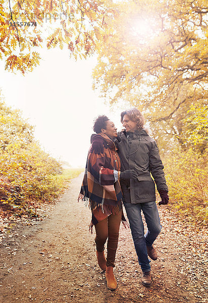 Liebespaar auf dem Weg im Herbstpark