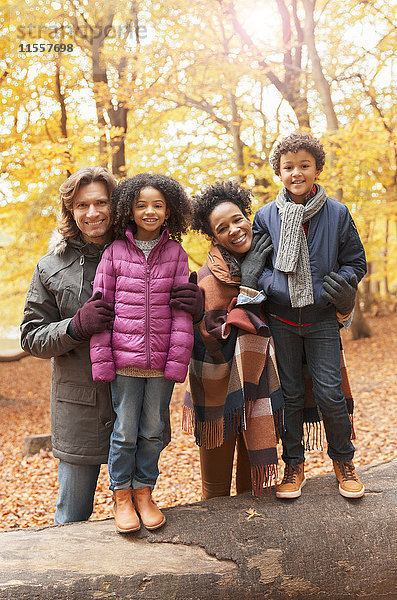 Portrait lächelnde junge Familie im Herbstpark