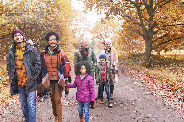 Mehrgenerationen-Familienwanderung im Herbstpark