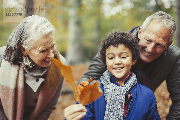 Großeltern und Enkel mit Herbstblatt