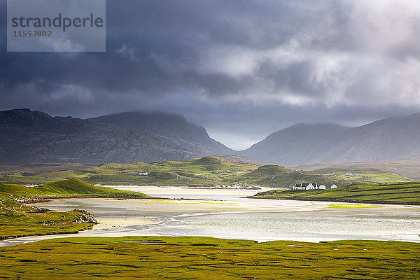 Ruhige Aussicht auf Berge und Wasser  Uig  Isle of Lewis  Äußere Hebriden