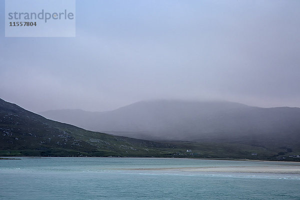 Nebelwalzen über ruhige Berge und Meer  Golden Road  Harris  Äußere Hebriden