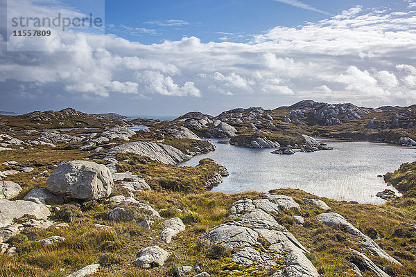 Sonnige Wolken über zerklüfteten Felsen und Wasser  Golden Road  Harris  Äußere Hebriden