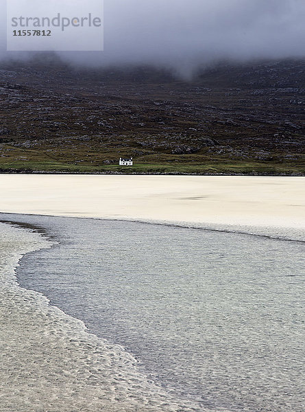 Ruhige Aussicht auf das Meer und das abgelegene Haus  Luskentyre Beach  Harris  Outer Hebrides