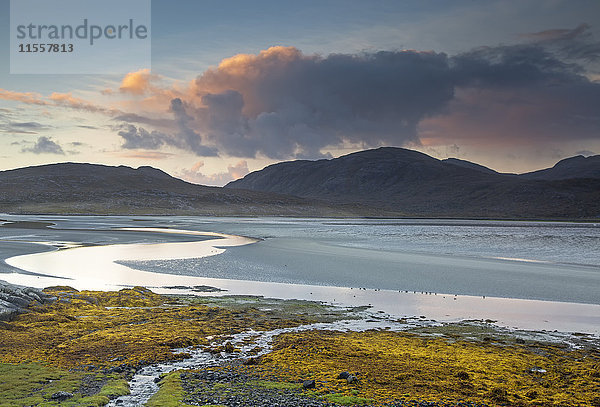 Wolken über ruhigen Bergen und Meer  Luskentyre Beach  Harris  Äußere Hebriden