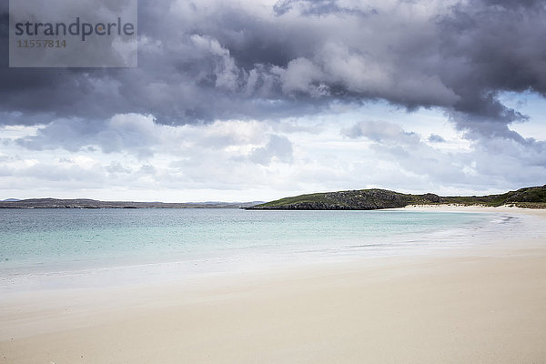 Sturmwolken über ruhigem Meeresstrand  Cnip  Isle of Lewis  Äußere Hebriden