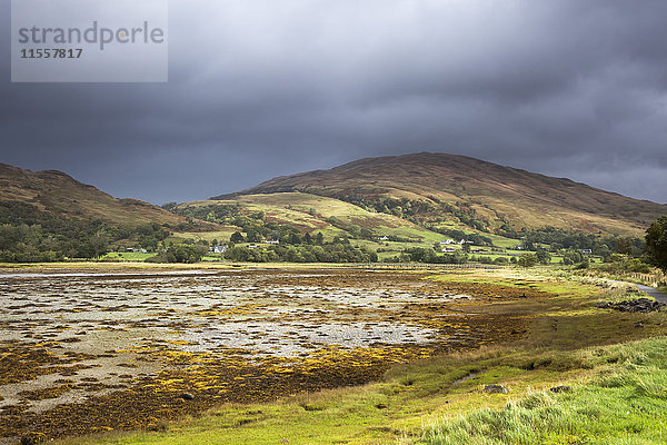 Sturmwolken über ruhigen Hügeln  Appin  Argyll  Schottland