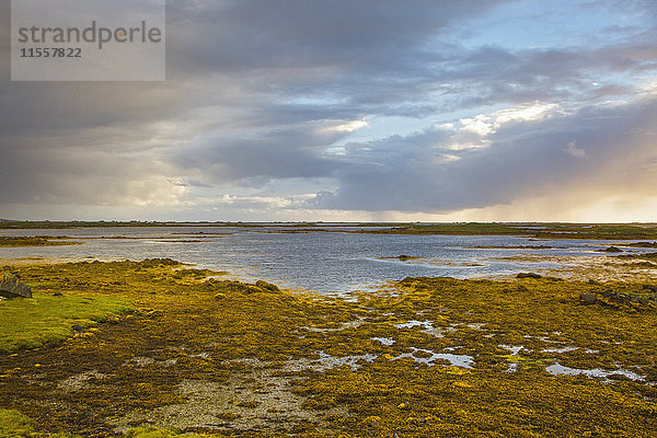 Ruhige Szenenwolken über dem See  Loch Euphoirt  Nord-Uist  Äußere Hebriden