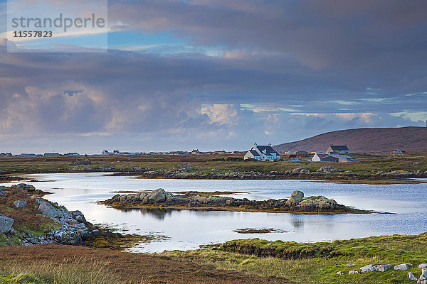 Ruhige Szenenwolken über See und Fischerdorf  Lochboisdale  Süd-Uist  Äußere Hebriden