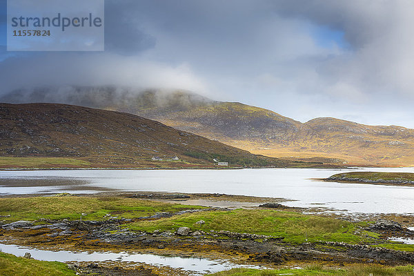 Ruhige Szenenwolken über sanften Hügeln und See  Loch Aineort  South Uist  Outer Hebrides