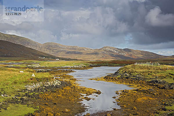 Sonnige ruhige Aussicht auf zerklüftete Landschaft und Bach  Loch Aineort  South Uist  Outer Hebrides