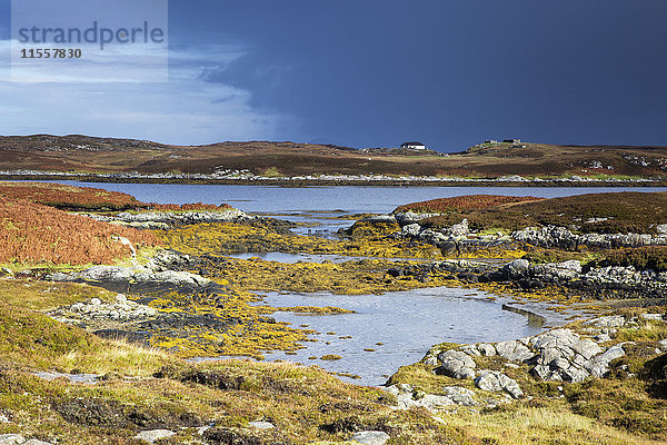 Sonnige ruhige Aussicht auf zerklüftete Felsen und See  Loch Euphoirt  North Uist  Outer Hebrides