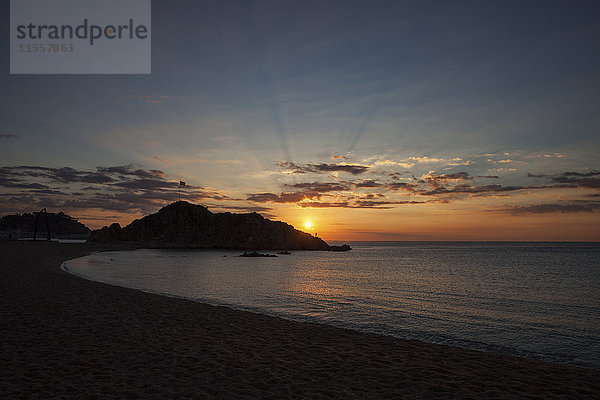 Spanien  Katalonien  Blanes  Sonnenaufgang am Mittelmeer  S?Abanell Strand und Sa Palomera Felsen