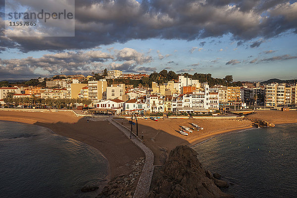 Spanien  Katalonien  Blanes  Strand und Hotels am Meer bei Sonnenaufgang