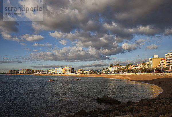 Spanien  Katalonien  Blanes  Strand und Hotels am Meer bei Sonnenaufgang