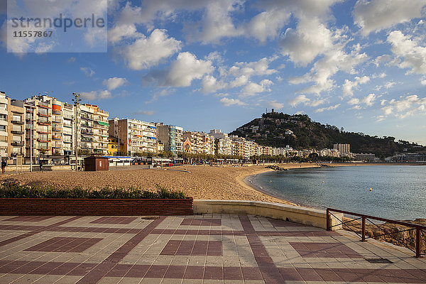 Spanien  Katalonien  Blanes  Strand und Hotels am Meer mit Promenadenterrasse