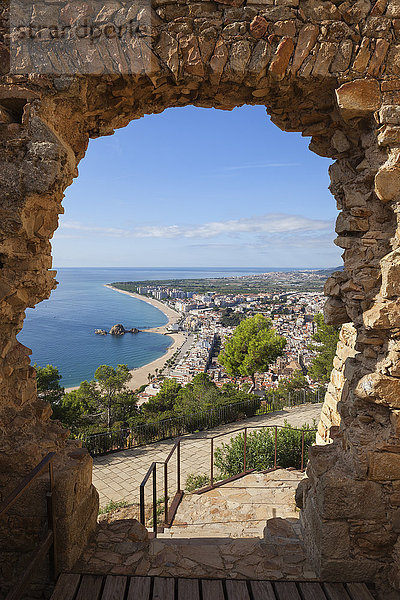 Spanien  Katalonien  Stadt Blanes  gerahmter Blick durch das Tor von St. John Castle