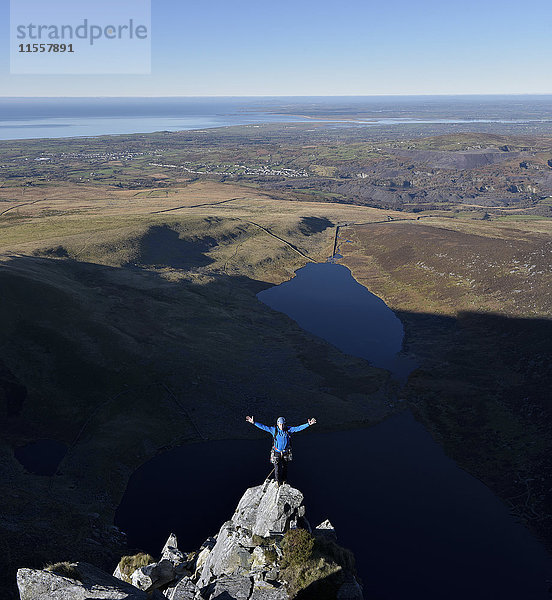 UK  Nordwales  Snowdonia  Craig Cwm Silyn  Bergsteiger auf der Outside Edge Route