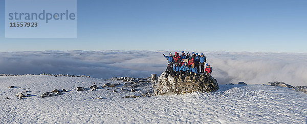 UK  Schottland  Ben Nevis  Bergsteiger auf dem Gipfel
