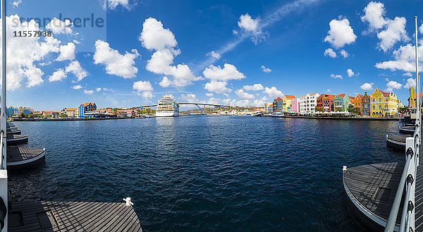 Karibik  Antillen  Curacao  Willemstad  Blick von der Queen Emma Bridge